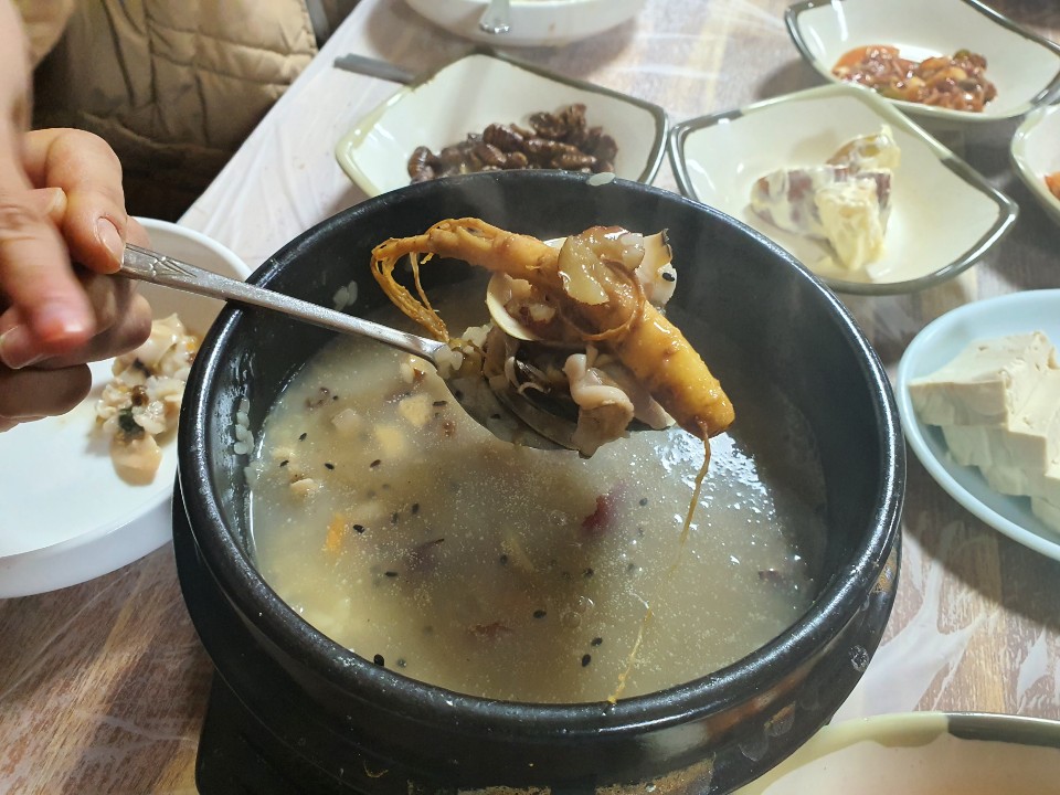 Topgochang's tweet photo. 가을 환절기 면역력 보강음식!
산지에서 즐기는 백합 요리의 진수
#한반도첫수도밥상 #다은회관 🤤
고급 조개류로 궁중 연회식에 쓰였다는 백합,
입안이 행복해지는 보양식을 고창에서 즐겨보세요.
아이들도 엄지 척~!!👍🏼👍🏼
.
#고창 #고창밥상 #고창맛집 #가을보양식
#백합요리 #국물맛이_끝내줘요 https://t.co/HhcZ8g010M