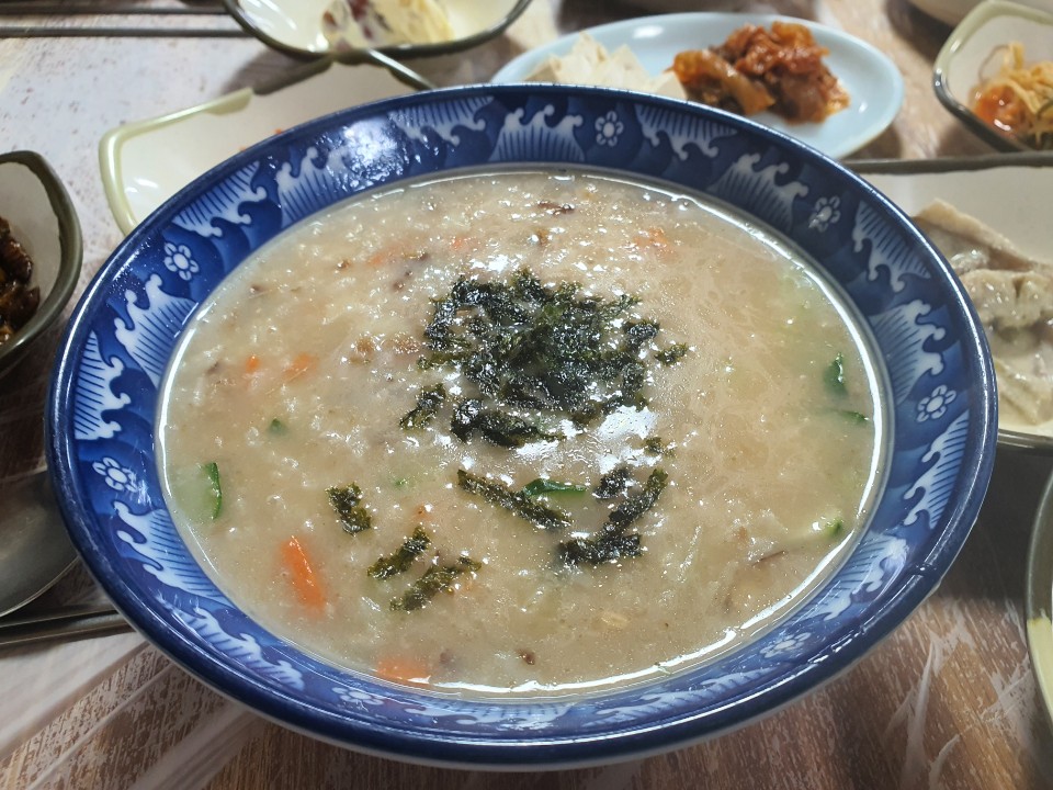Topgochang's tweet photo. 가을 환절기 면역력 보강음식!
산지에서 즐기는 백합 요리의 진수
#한반도첫수도밥상 #다은회관 🤤
고급 조개류로 궁중 연회식에 쓰였다는 백합,
입안이 행복해지는 보양식을 고창에서 즐겨보세요.
아이들도 엄지 척~!!👍🏼👍🏼
.
#고창 #고창밥상 #고창맛집 #가을보양식
#백합요리 #국물맛이_끝내줘요 https://t.co/HhcZ8g010M