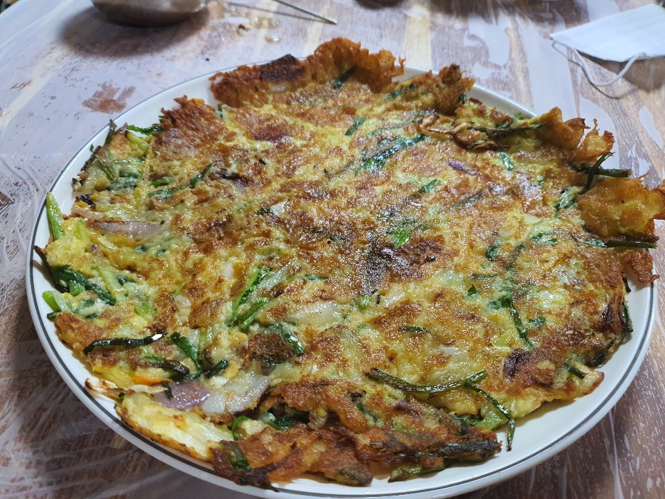 Topgochang's tweet photo. 가을 환절기 면역력 보강음식!
산지에서 즐기는 백합 요리의 진수
#한반도첫수도밥상 #다은회관 🤤
고급 조개류로 궁중 연회식에 쓰였다는 백합,
입안이 행복해지는 보양식을 고창에서 즐겨보세요.
아이들도 엄지 척~!!👍🏼👍🏼
.
#고창 #고창밥상 #고창맛집 #가을보양식
#백합요리 #국물맛이_끝내줘요 https://t.co/HhcZ8g010M