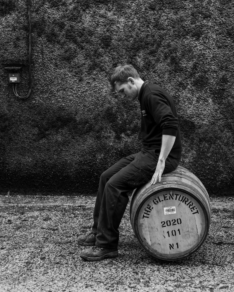 Leica_UK's tweet photo. #MasterTheM - Leica Ambassador, Chris Maas, shadowed the amazing people who work at the Glenturret Whisky Distillery in Scotland.

Camera: #LeicaM6 #LeicaM10Monochrom
Lenses: Noctilux 50mm, Summilux-M 35mm, Summilux-M 21mm
(#ThroughYourLeica: Chris Maas) https://t.co/R7HIlUk87i
