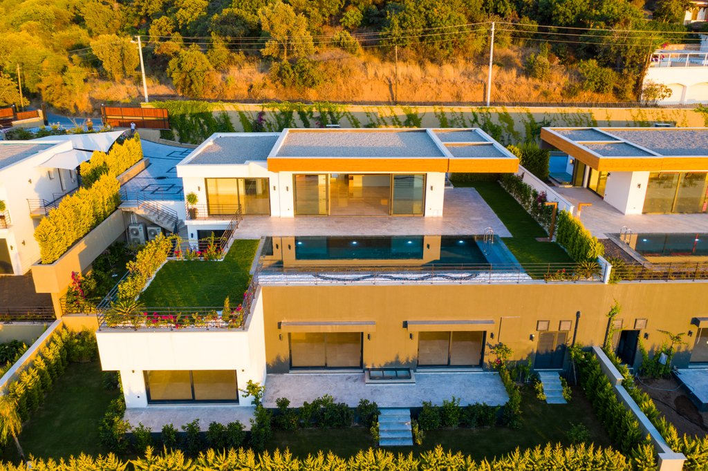 yenkayapi's tweet photo. Doğanın kalbinde bir yaşam sunan, tüm odalarından deniz gören ve Yalıkavak marinaya komşu konumuyla emsali olmayan projemiz Mavi Yaşam Villaları.
#yenkayapi #bodrumdeveloper #luxuryhome #luxurylife #bodrum #luxurylifestyle #developerbodrum #designerhome #modernarchitecture https://t.co/NEXWQKEDbz