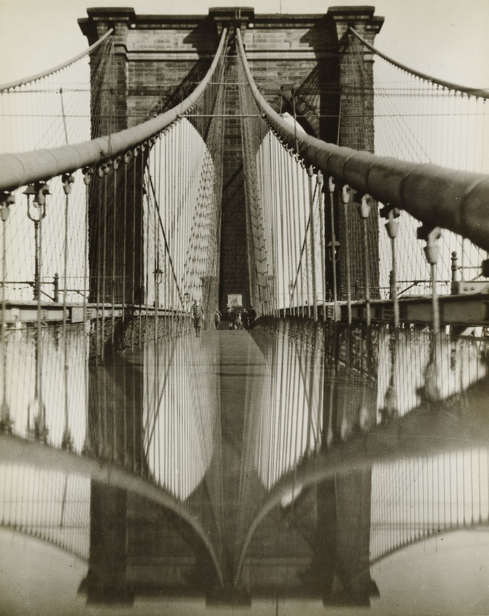 artribune's tweet photo. #fotodelgiorno: Il ponte di Brooklyn sotto la pioggia nel 1927. Foto di J. Jay Hirz https://t.co/o3QrvUeDx5