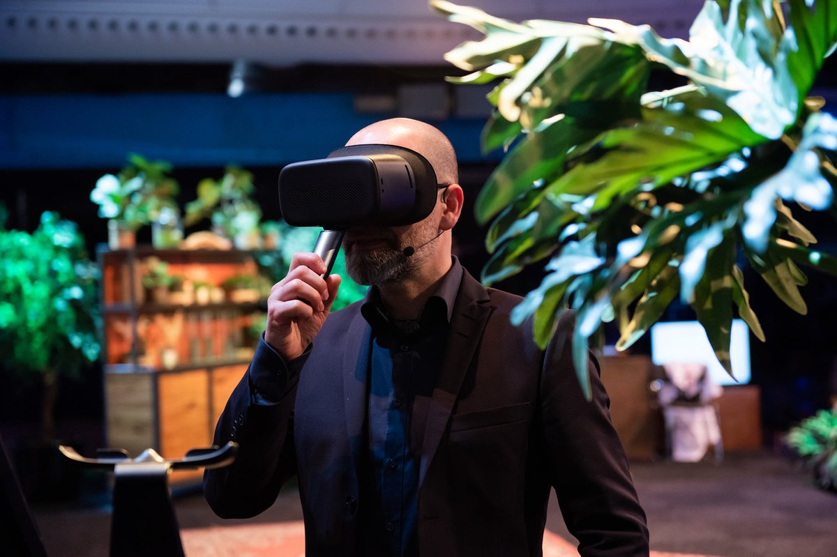 madebyeden's tweet photo. At @VRDays 📷, XR mastermind, @JaeLatta tried Eden Snacker without explanation and instantly saw the benefits for tourism, retail and mainstream audiences. This is exactly why we are building Eden Snacker: to make VR easy.

#MadeByEden #VRDays #VR #XR #VRmadeEasy #ImmersiveTech https://t.co/JeVnpuF1LP