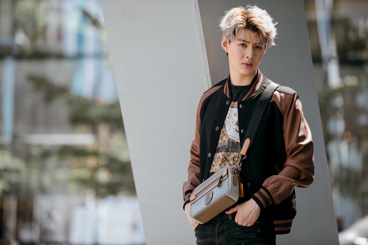 phitchayamol's tweet photo. ~ ควรโฟกัสอะไรก่อน เสื้อ เป๋า นายแบบ มันดีไปหมดเลย~~😘
~ ใครผ่าน shop บอกทีนะจ๊ะ อยากได้เสื้อ 😘
#Saint_sup𖠌 #MingEr
#AlexFaceforCoach https://t.co/uXCcLCagPI