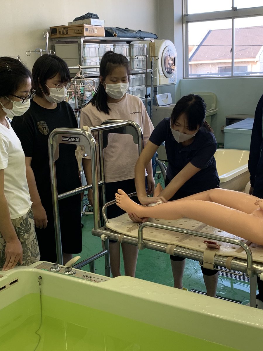 中央福祉医療専門学校 介護技術 今回は 入浴介助 先生の実演にて 身体や頭の洗い方を教わります ぎこちない手つきでも 先生が傍で指導してくれるので安心 中央福祉医療専門学校 中央アートスクール 介護福祉士 国家資格 栃木県小山市 中央福祉医療専門学校 介護技術 今回は 入浴介助 先生の実演にて 身体や頭の洗い方を教わります ぎこちない手つきでも 先生が傍で指導してくれるので安心 中央福祉医療専門学校 中央アートスクール 介護福祉士 国家資格 栃木県小山市