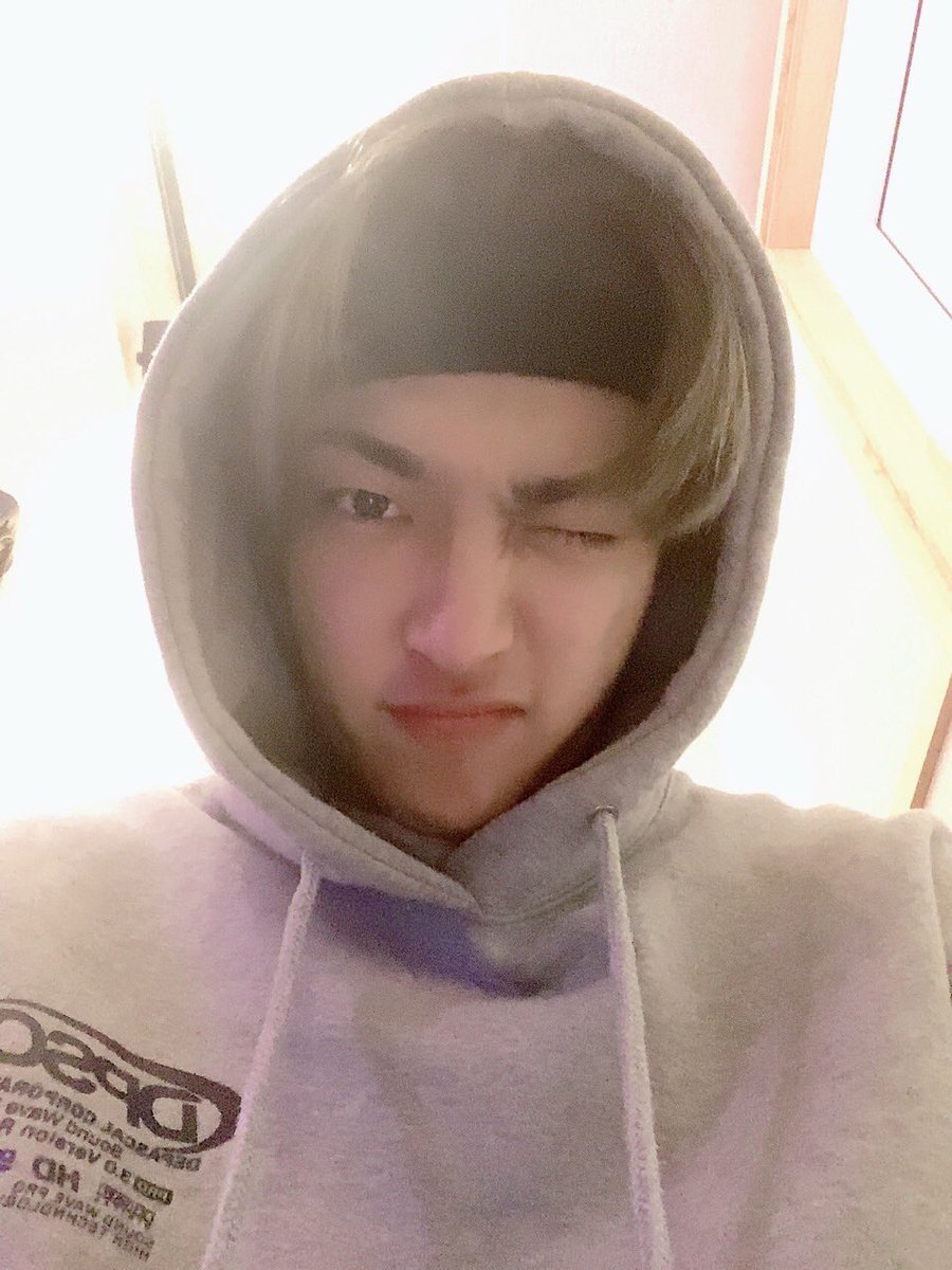 ATEEZofficial's tweet photo. [#홍중] 에이티니 뭐해요~??😃😃
#ATEEZ #에이티즈 https://t.co/V8nu4WC6Hb