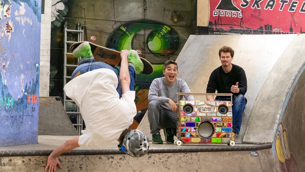 turnon's tweet photo. Skaten bei TURN ON! @djmeru hat vor einigen Tagen den Sieger unseres #TrickslikeTony-Wettbewerbs besucht: das #ipunktskateland in Hamburg. Dort überreichte er der Crew die limitierte „THPS Boombox“, die wir mit @saturnde und @activision verlost haben. 🙌 Herzlichen Glückwunsch! https://t.co/AYfuXPeODt