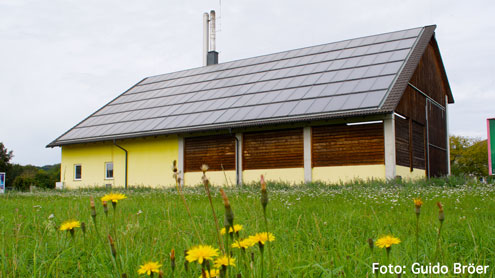 solnetz's tweet photo. Österreichischer Verband @AustriaSolar bietet Online-Quickcheck für Betreiber von Holzheizwerken. Oft ist Nachrüstung einer #Solarthermie-Anlage für den Sommerbetrieb die wirtschaftlichste Option. https://t.co/1HKM7Q4xi9 #biosol @FNR_de @CARMEN_eV @FV_Holzenergie https://t.co/pDrSQa6iYY