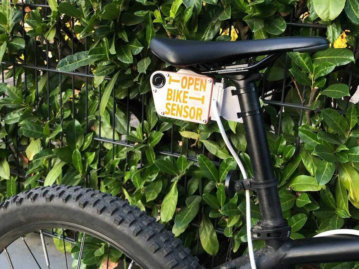FahrradClub's tweet photo. Heute schon zu eng überholt worden? Hilf mit, das zu ändern! Der @OpenBikeSensor misst den Überholabstand und die Wissenschaftler:innen von @CapeReviso analysieren die Daten. Online-Workshop für Multiplikator:innen am 26.11.

Infos &amp; Anmeldung: https://t.co/ZYmjv7GDNS https://t.co/OxjX3Ut0oB