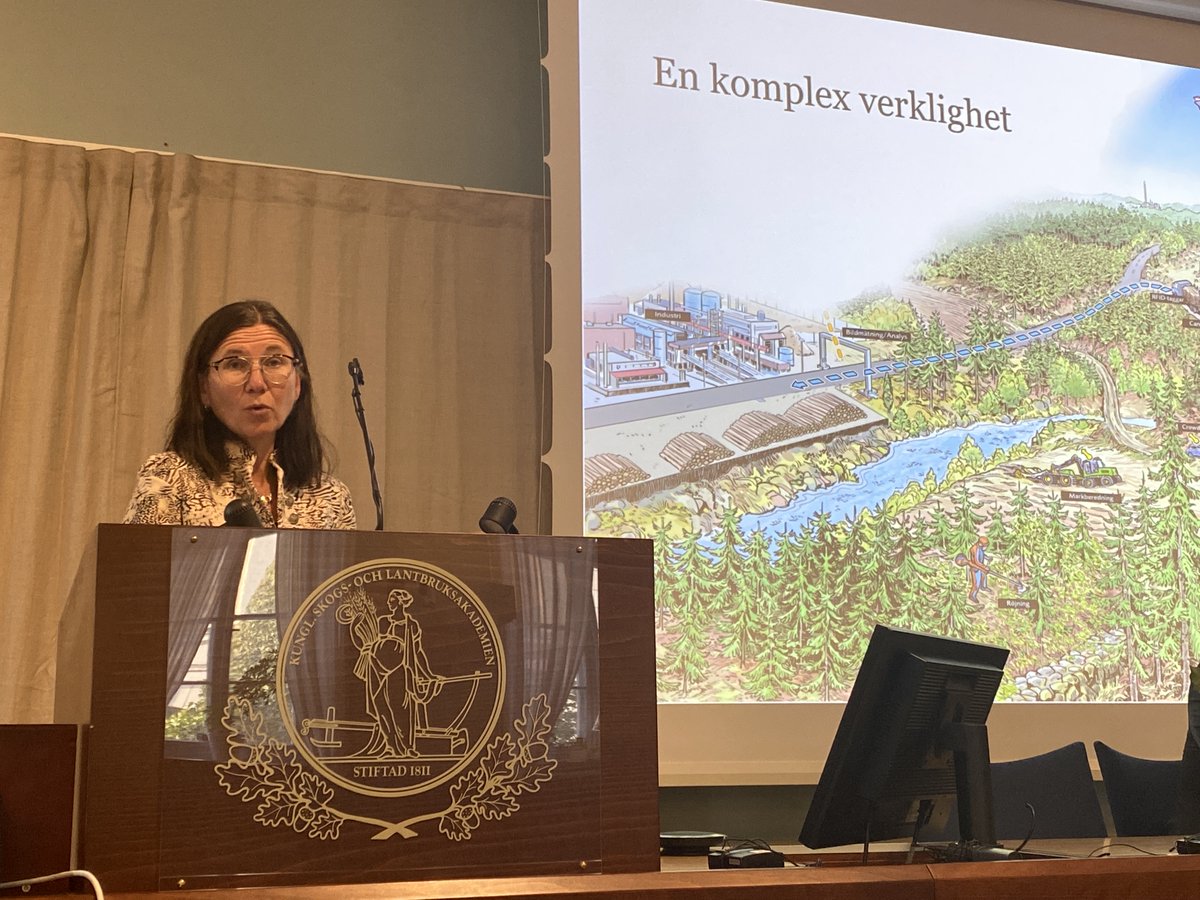 skogssverige's tweet photo. Charlotte Bengtsson, vd Skogforsk: Visionen är att vi leder hållbar utveckling genom tillämpad forskning. Skogsbruket pågår året runt o digitaliseringen ger framgång. Det sker i samklang mellan maskin o människa. Vi sätter plantor i dagens klimat o skyddar dem framåt.
#ssv25 https://t.co/8fdsq0GC5k