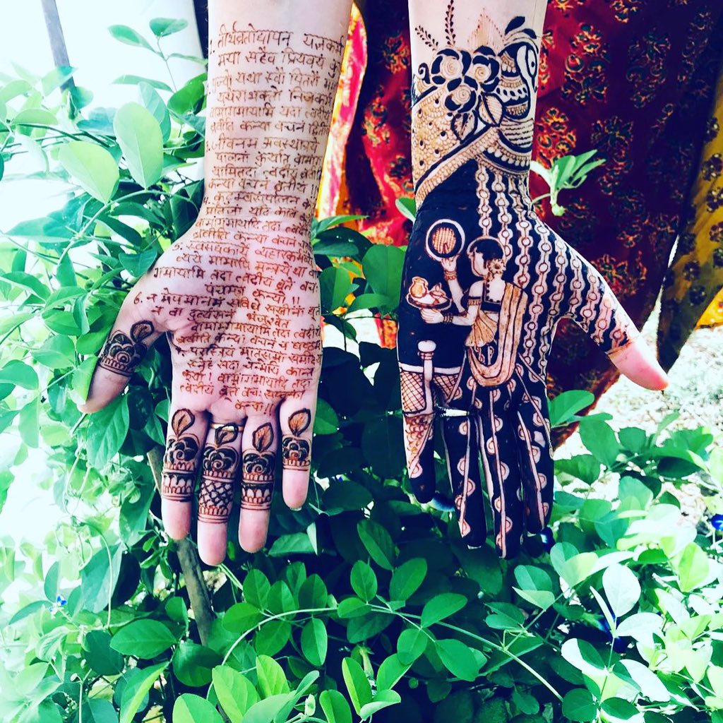 shiprabhadauri2's tweet photo. #7vachan #KarwaChauth2020 7 vows ,7 rounds ,7 births ❤️ मुझे सात रंग का क्या करना बस एक तेरा रंग ही काफ़ी है । मुझे सात जन्मो का क्या करना बस तेरा साथ ही काफ़ी है । मुझे किसी तोहफ़े का क्या करना मेरे हाथ पर लिखे तेरे वचन ही काफ़ी है । https://t.co/rj2ZcR4pzy