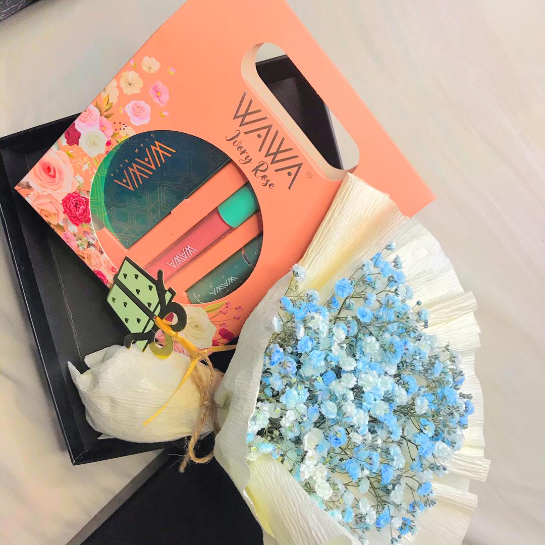 SUPRISEEEE ! 🌸 

Rt drop your hint girls🙊