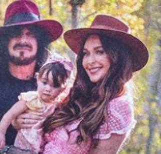 Waitwha26917206's tweet photo. @how2girl More self-promoting.  Your step-children hate your guts for the awful shit you said years ago.  They only get photos with you to appease their father. Why don't you sleep with Lenny again? You're more obvious about your lust for him at his concerts #how2girl #cheater https://t.co/1RPgFpA72g