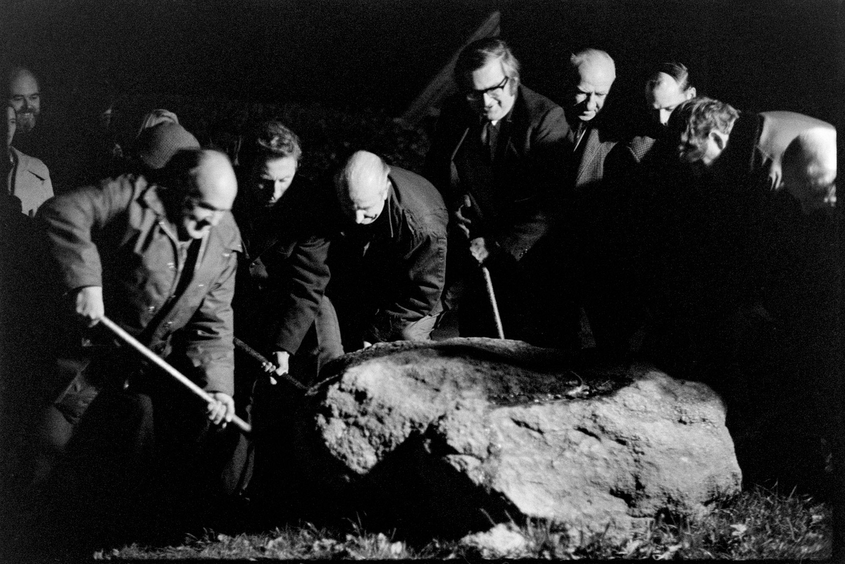 JamesRavilious's tweet photo. According to local tradition the stone needs to be turned over annually or disaster will befall the village. Photograph by my Dad ©Beaford Arts @beaford #Devon #photography #folklore #DevilsStone #Shebbear https://t.co/2Afhcf2sni https://t.co/7ceqmGMpCp