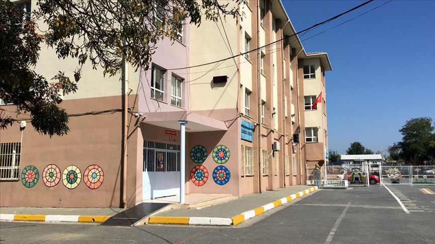 onedio's tweet photo. TBMM’de, “Okul güvenliği” önergesi reddedildi. Okulların depreme dayanıklılığının artırılması amacıyla MEB bütçesinin 10 milyar TL yükseltilmesi talebine, AKP ve MHP’li milletvekilleri “Hayır” dedi. https://t.co/iaIcHjVyD1 https://t.co/qNcWkRW1S8