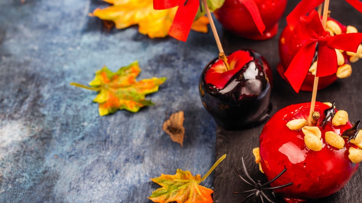 Remember remember the 5th November...Happy Bonfire Night! 🎆

We hope you have your toffee apples at the ready!🍎 
#bonfirenight #toffeeapples #autumnfood #sweettreats