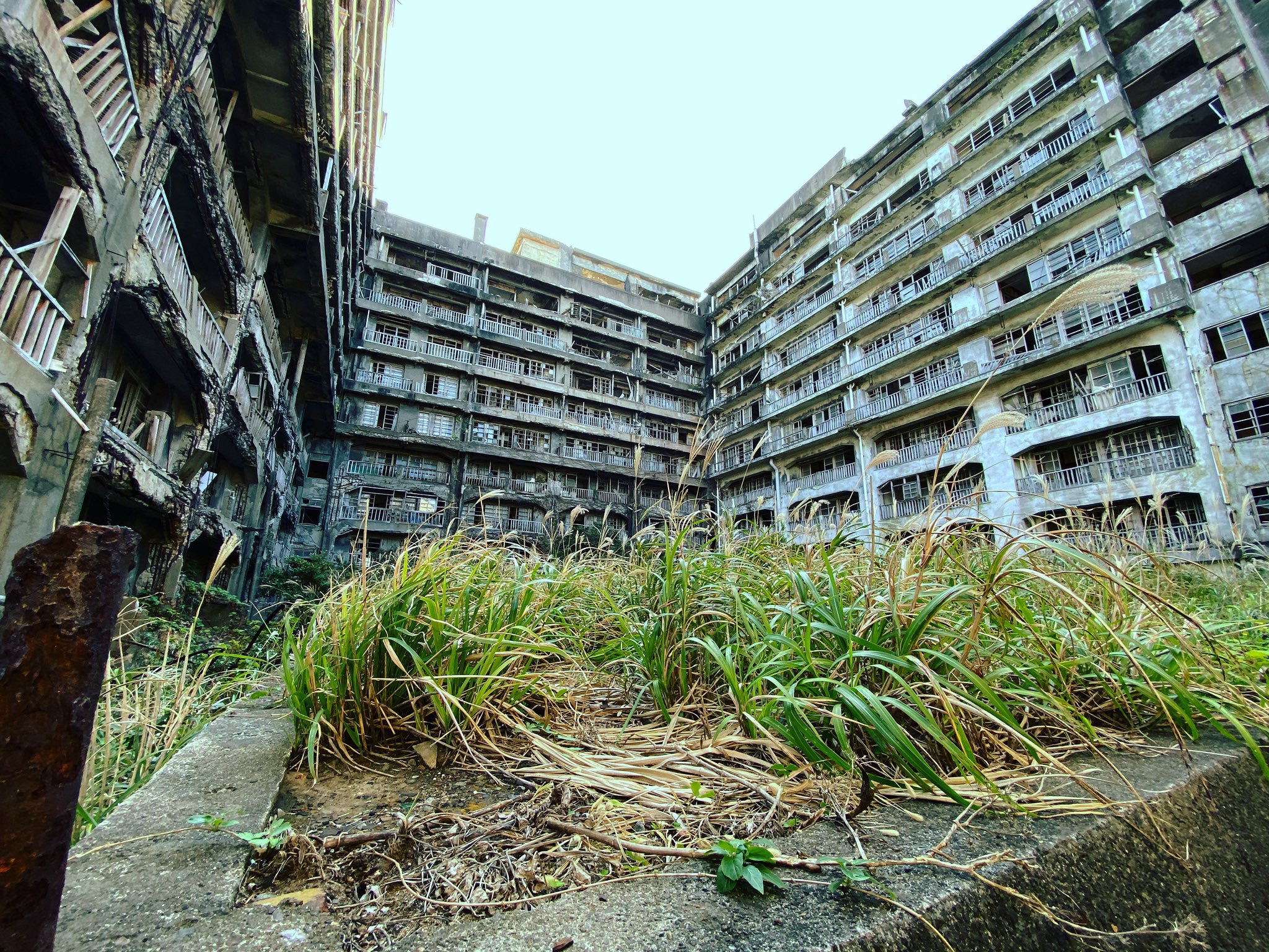 軍艦島コンシェルジュ デジタルミュージアム こちらは軍艦島で1番大きいアパート 65号棟です この屋上には保育園と幼稚園がありました 軍艦島 端島 長崎 廃墟 歴史 T Co Ehoqey9fuf Twitter