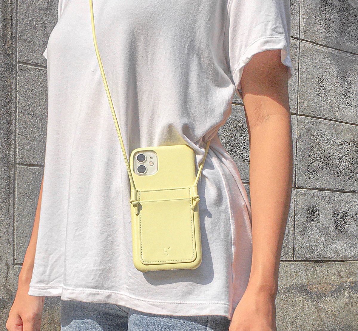 เปลี่ยนเคสโทรศัพท์ในรอบ3เดือน😂 นี่เปลี่ยนมาใช้เป็นเคสหนังแทนเคสใส คือนอกจากน่ารักแล้วยังตัดปัญหาใช้เคสใสแล้วมันเหลืองได้ด้วย เพราะเคสเขาเป็นหนังนุ่มๆ ไม่ใช่ซิลิโคนใช้แล้วไม่เหลือง ส่วนข้างหลังมีช่องใส่การ์ดให้ 2 ช่อง และรุ่นสีเลมอนมีสายห้อยให้ด้วยน่ารักมากกก แถมใช้ทน คุ้มราคาสุด