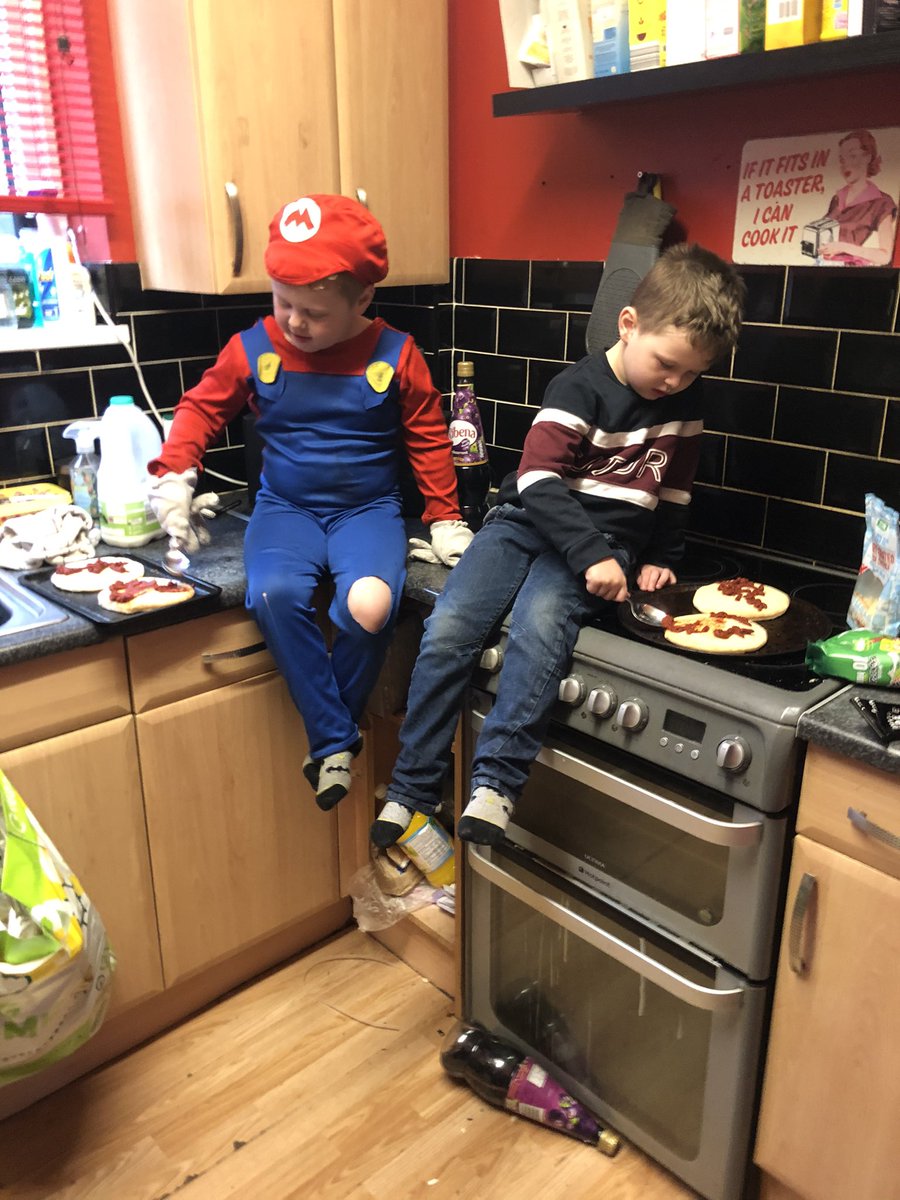 leanneroome1's tweet photo. @MeynellSchool @ChurchusNina Making pizza https://t.co/bSozZAT9sE