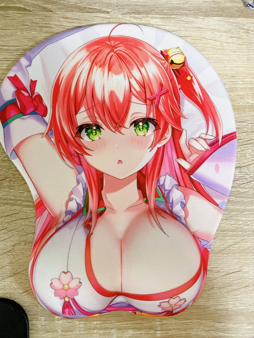 ホロケットで頒布予定のおっぱいマウスパッド色も触り心地もいい感じです☺️
おっぱいふにふにで手首を柔らかくサポートしてくれます 