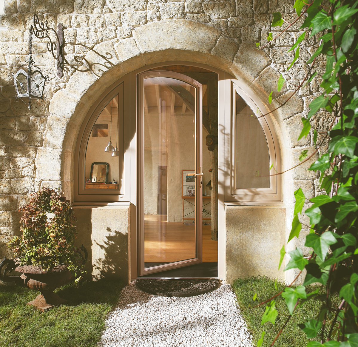 SOROSTOR's tweet photo. Du style et de l'élégance grâce aux portes et fenêtres cintrées.
#SOROSTOR #Larochelle #charentemaritime
#storesetrideaux #porteentree #portegarage #menuiserie #voletsroulants #storesbannes #store #portail #cloture #pergola #deco #travauxmaison https://t.co/ok7w9vti3r