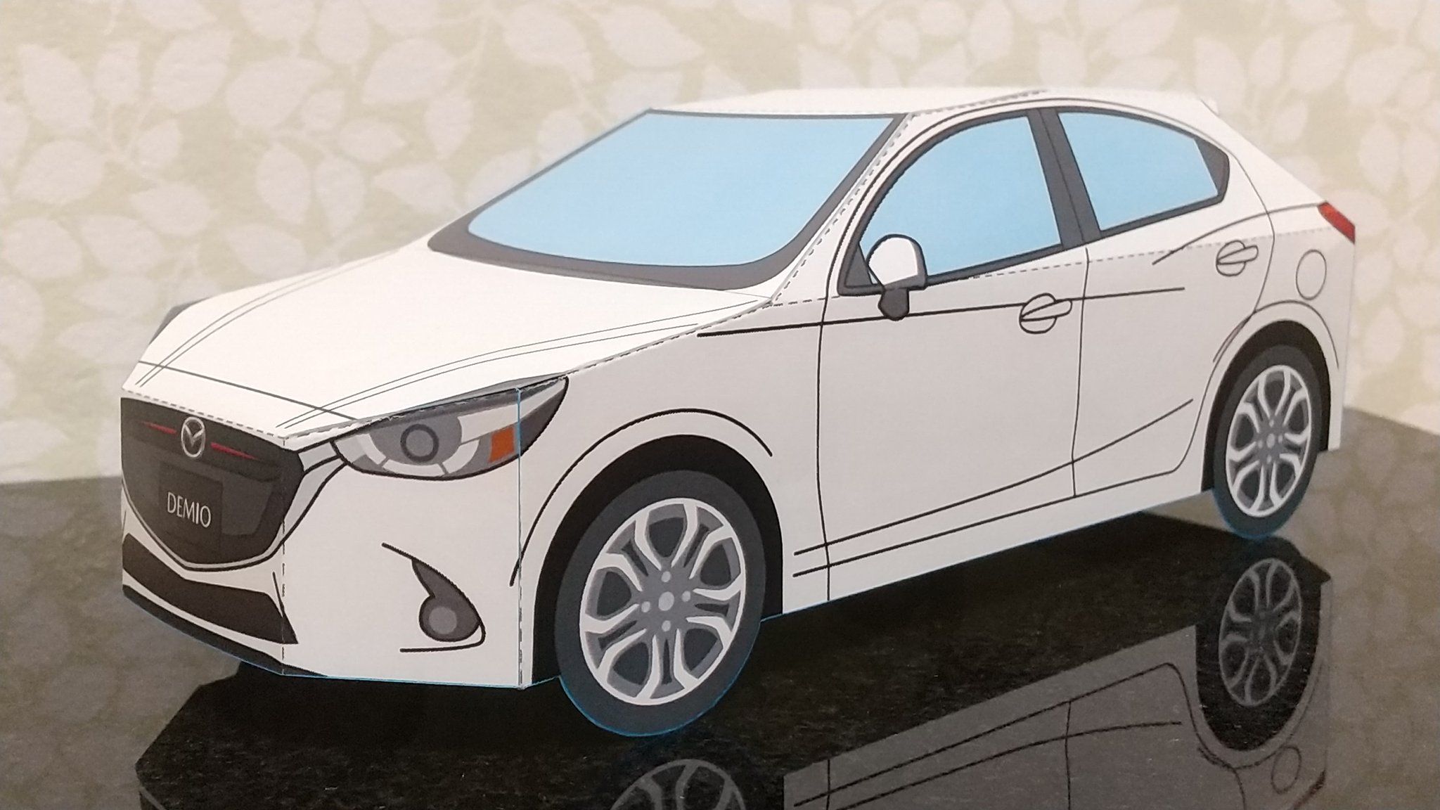 よし ペーパークラフト マツダ デミオ マツダのホームページで公開されている ペーパークラフト です カッコいいコンパクトカーです 作り方はとってもかんたんで塗り絵としても楽しめるペーパークラフトです マツダデミオ T Co