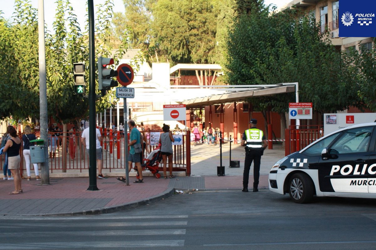 MurciaPolicia's tweet photo. ⚠️Muchos niños sufren acoso escolar, es importante detectarlo y actuar de inmediato.

Si eres víctima, si conoces a alguien que lo está padeciendo, no dudes ni un segundo cuenta con nosotros, estaremos encantados de ayudar para evitarlo📞092

#DiaInternacionalContraElAcosoEscolar https://t.co/uqFsSH8sjD