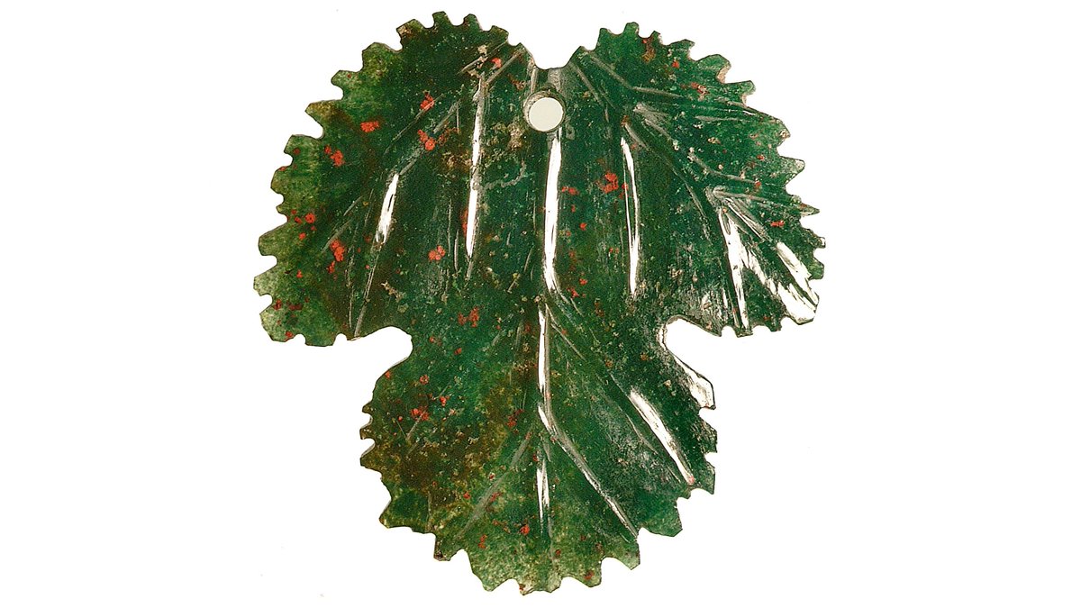 A strawberry-leaf pendant formed from a bloodstone, with careful detailing to form the leaf’s delicate edges and veins. The gem has symbolic significance as both as a religious item and a token of love.