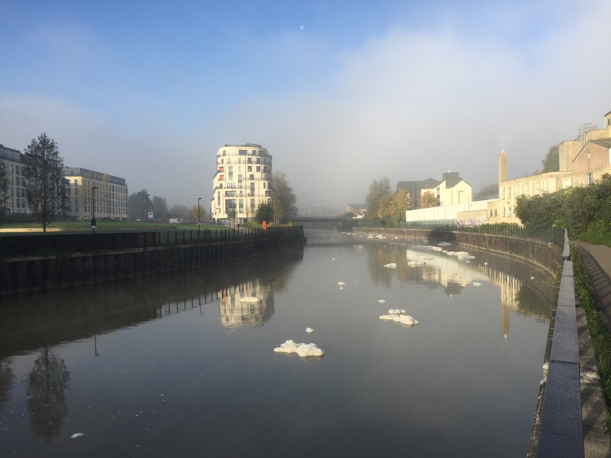 What has caused foam on the River Avon in Bath today? Lots floating downstream, none yesterday. <a href="/EnvAgencySW/">Environment AgencySW</a> <a href="/WestcountryRT/">Westcountry Rivers Trust</a>