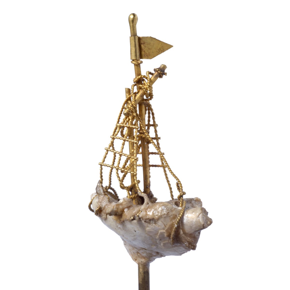 This one’s well worth zooming in on: a gold pin with an intricately crafted decorative head in the form of a single-masted ship. The hull has been fashioned from a large baroque pearl, with gold wire for the mast and rigging.