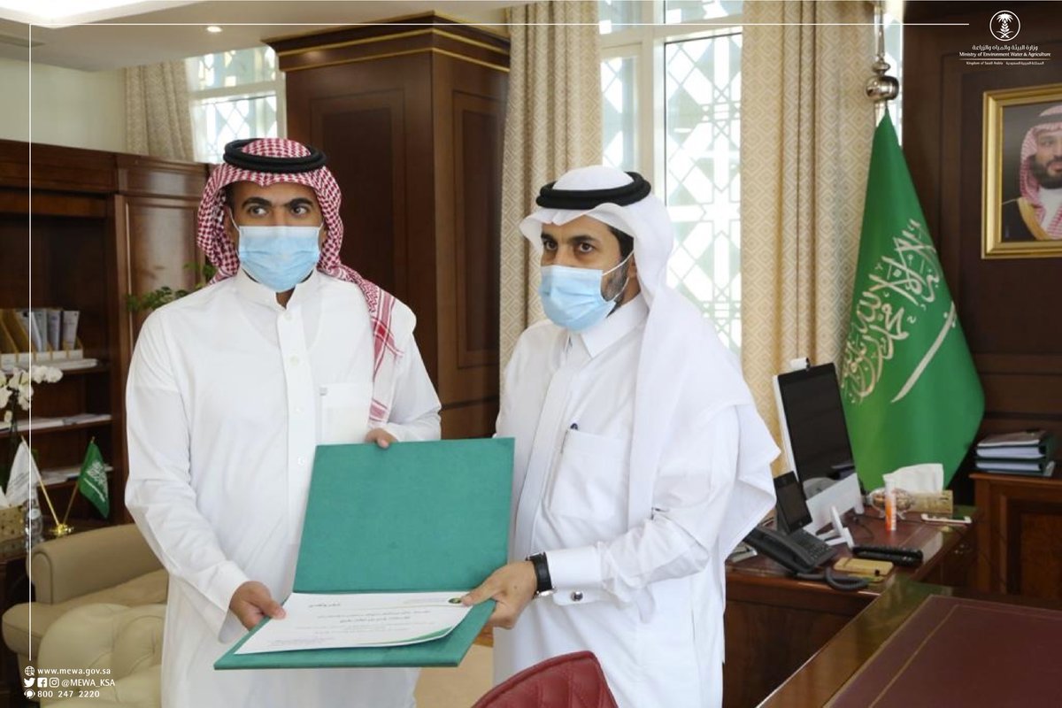 MEWA_KSA's tweet photo. كرّم معالي نائب الوزير، الموظف ياسر بكري على أفكاره ومبادراته المتميزة. https://t.co/nCN5UnEAzp