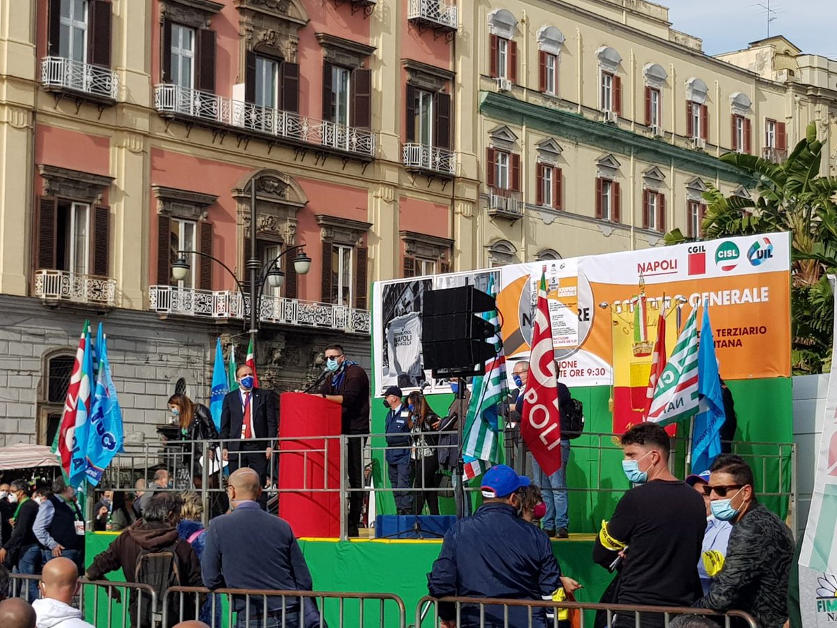 Sciopero Generale a Napoli la Uiltucs Campania in prima fila per i diritti dei lavoratori #sudalavoro #campania #napoli <a href="/CampaniaUIL/">UIL Campania</a> #uiltucs #lavoro #turismo #commercio #servizi