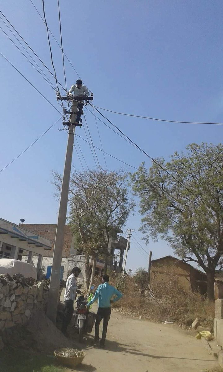 सर का पसीना बूट में आ जाता है। दिमाग की नसें काम करना बंद कर देती हैं। 

आँखों से तारे दिखने लगते हैं। और आँखे सूज जाती है तब जाके एक लाइनमेंन  तैयार  होता  है। 

जिसे आप बड़े आराम से इग्नोर कर देते हैं।  
दारूडीया , रिस्वतखोर और पता नही किस किस नाम से नवाज देते हैं।