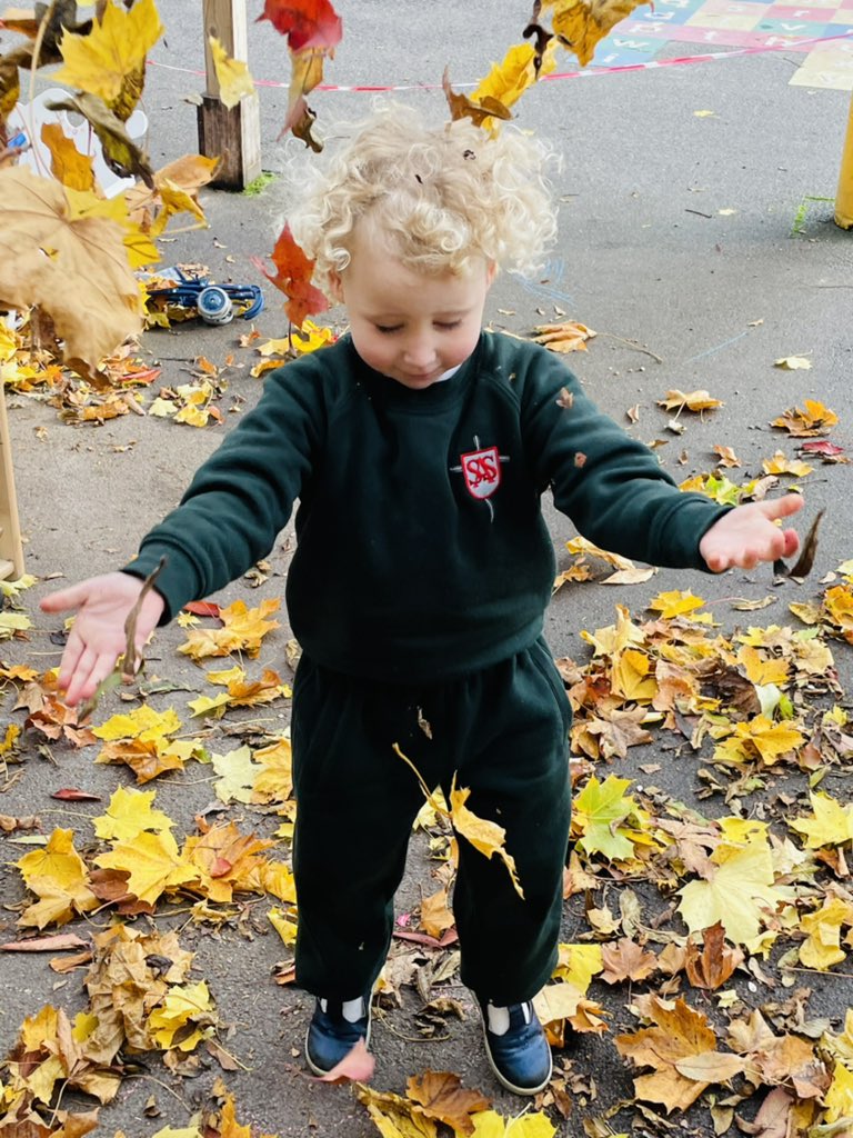 EyfsSsas's tweet photo. Autumn has begun in Nursery 🍁🍂 we have been decorating firework biscuits, playing in the leaves and making firework pictures! 💥 https://t.co/PPrXTeEyHD