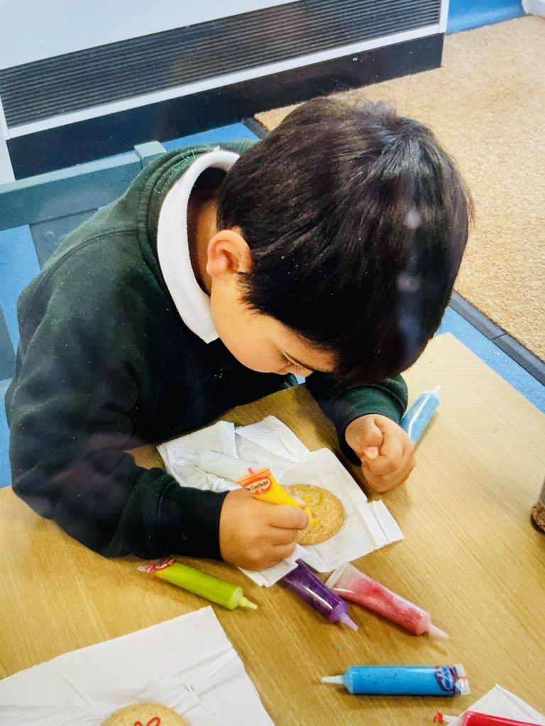 EyfsSsas's tweet photo. Autumn has begun in Nursery 🍁🍂 we have been decorating firework biscuits, playing in the leaves and making firework pictures! 💥 https://t.co/PPrXTeEyHD