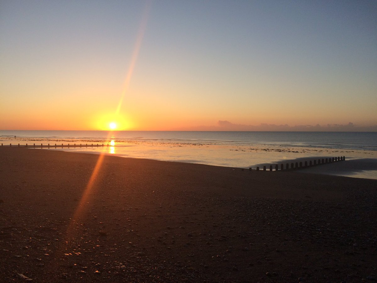 chiuni_DCI's tweet photo. Good Morning from CDT!✨

Thank you to one of our Esports students @JackelBat for capturing this beautiful beach sunrise, right on our doorstep here at the Bognor Regis Campus🌅

@chiuni @Chi_Esports #chiuni #CDT #bognorregis #bognorbeach #seaside #sunrise https://t.co/RFw84Zptfe