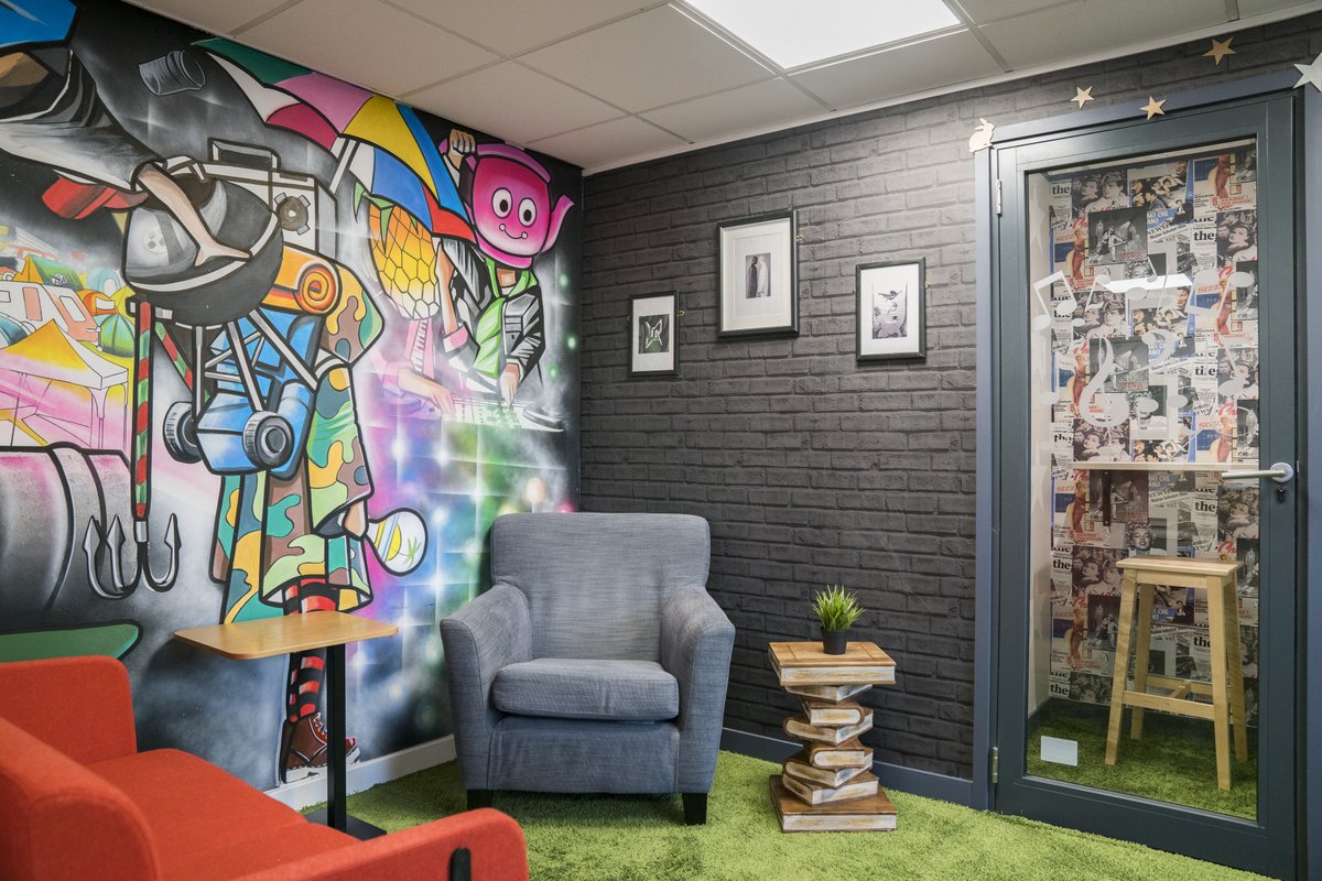 Instant_Offices's tweet photo. This #Bristol office space offers excellent flexibility with #PrivateOffices, #FixedDesks, #HotDesking and meeting rooms. Centrally located with great transport links and offering a host of top amenities, this workspace offers great value for money: https://t.co/P8pShl2OFV https://t.co/mpXpB34rXs