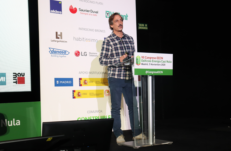 CongresoEECN's tweet photo. Iñaki Alonso @inaki_satt @sAtt_arq explica en @LaNaveMadrid los detalles de "#Entrepatios - Las Carolinas, un cohousing ecológico #EECN, CO2nulo y de madera" en VII Congreso #EdificiosEnergíaCasiNula #CongresoEECN7 Organiza @grupotecmared @mitmagob https://t.co/MVhNGuR2Gj https://t.co/DNthllI2Bm