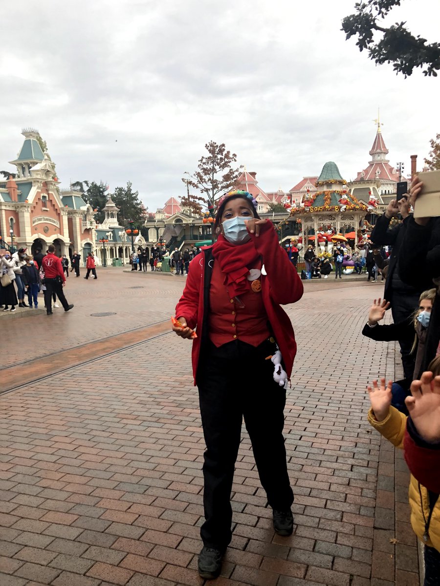 _sharethemagic's tweet photo. Yesterday was Naomi’s third Disneyversary! Your shining personality brings so much magic to the park and to guest flow. #guestflow #castcomplement #DisneylandParis  #nomagicwithoutyou #SharetheMagic @dlphelp https://t.co/xJ6wMF0Rru