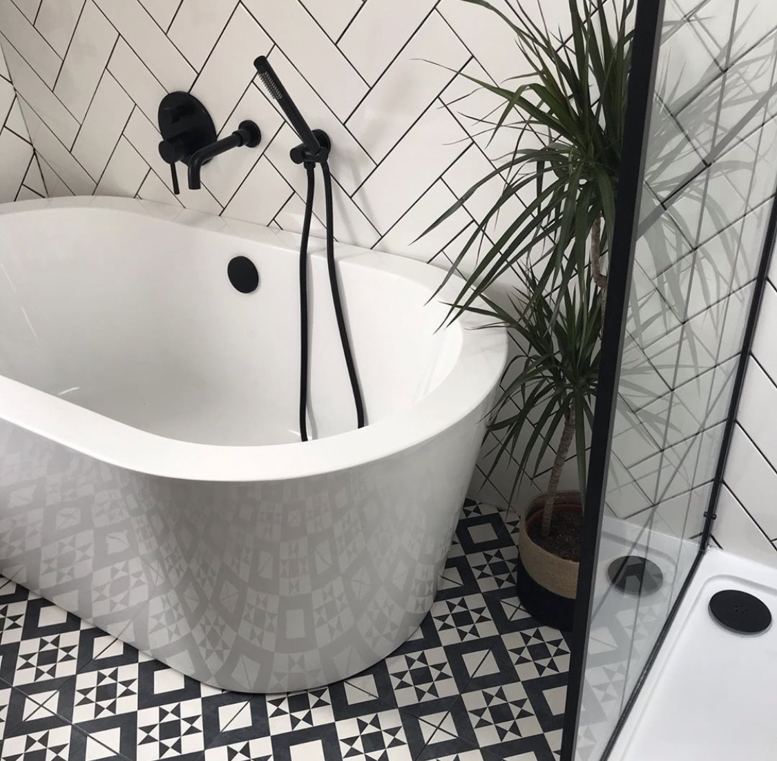 NewHomesAgentUK's tweet photo. Talk about bathroom CHIC! We'd spend the night in either of these!

A well designed bathroom can be a place to unwind and momentarily escape the madness.

How do you like the decor? Forest green, or cool white?

We can’t decide 😊
​
​Gorgeous images and fittings by @homarycom https://t.co/wH0jxbZIKy