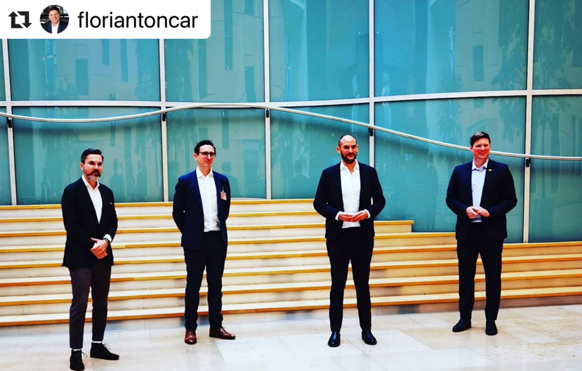 FabioDeMasi's tweet photo. The @FT Journalist #DanMcCrum has been harassed by 🇩🇪 financial supervisor #BaFin when he uncovered crlmes. They owe him an apology. The Grand Coalition prevented public witness statement in #Wirecard inquiry committee! We @florian_toncar @DerDanyal are honoured to meet him! https://t.co/u4Jp0fwIC5