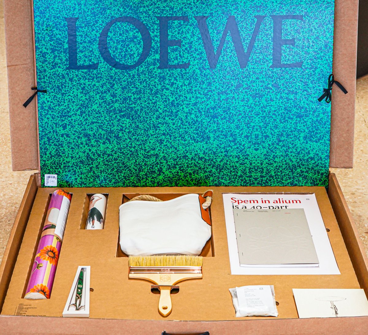 etsaunav's tweet photo. La respuesta creativa de @LoeweOfficial, con referencias a Marcel Duchamp, en Show-in-a-Box ha inspirado el proyecto Black de los alumnos de 2º GD. El proyecto se ha basado en una reflexion sobre qué elementos constituyen un desfile de moda. Podéis ver sus trabajos en #ETSAUNAV https://t.co/mOLd8danlA