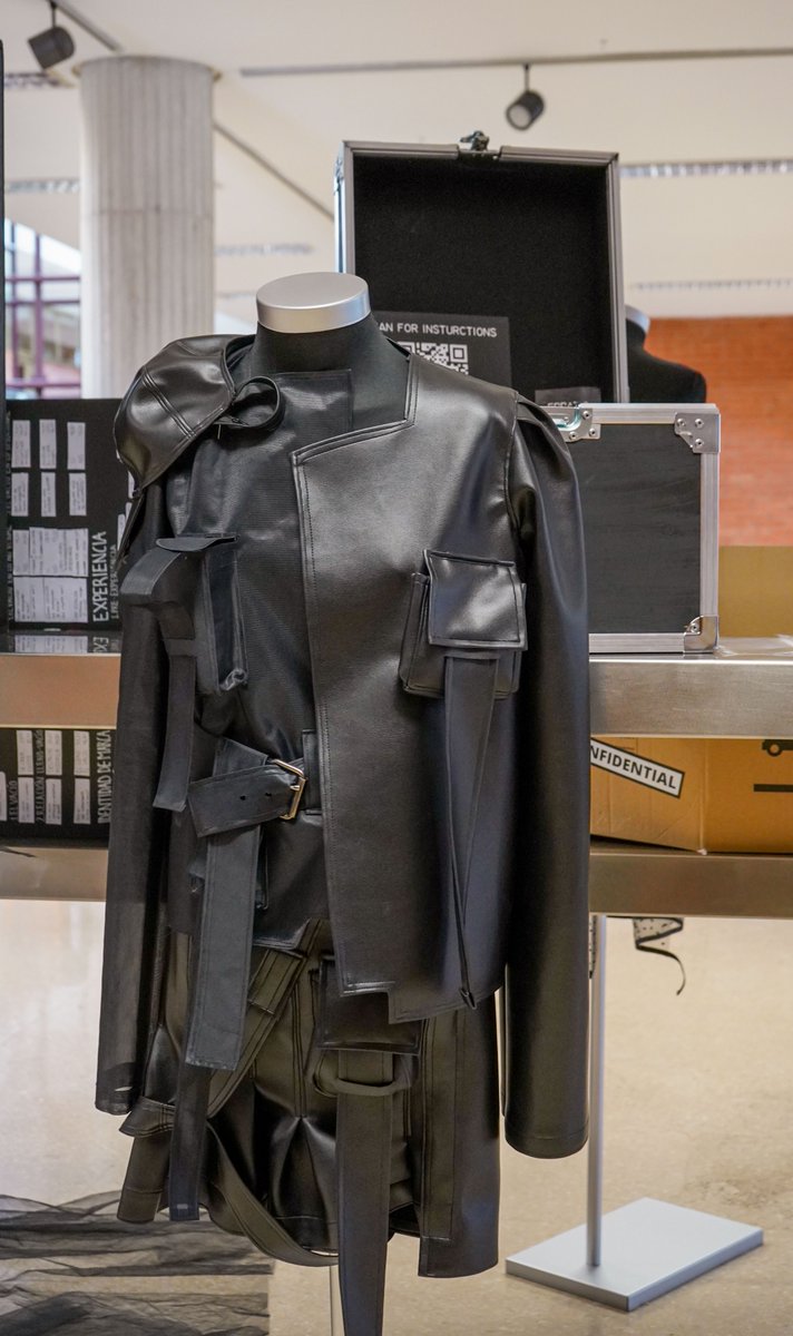 etsaunav's tweet photo. La respuesta creativa de @LoeweOfficial, con referencias a Marcel Duchamp, en Show-in-a-Box ha inspirado el proyecto Black de los alumnos de 2º GD. El proyecto se ha basado en una reflexion sobre qué elementos constituyen un desfile de moda. Podéis ver sus trabajos en #ETSAUNAV https://t.co/mOLd8danlA