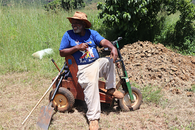 Meet Mfembi Ndlangamandla. 

Since being trained in #ConservationAgriculture by the RFS eSwatini project, he has become a lead farmer in his community, helping other farmers adopt successful CA approaches.

Read Mfembi's full story 👉 resilientfoodsystems.co/news/in-eswati…

@EswadeSmlp <a href="/IFAD/">International Fund for Agricultural Development</a>