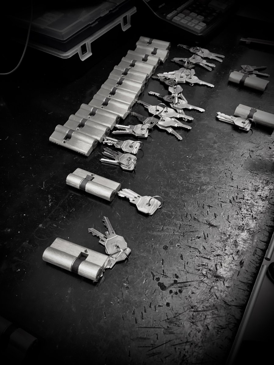 PerinelliF's tweet image. 🚪 Troppe porte? troppe chiavi?
Centro Chiavi Perinelli può unificare tutti i tuoi cilindri in modo da aprire tutta casa con una sola chiave 🔑☑️

centrochiaviperinelli.it/unificazione-c…
 .
.
.

perinelliforniture.it
centrochiaviperinelli.it

#perinelliforniture #peschieradelgarda…