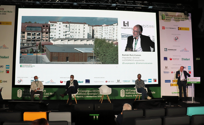 CongresoEECN's tweet photo. Escuchamos la ponencia de Ramón Ruiz-Cuevas @ramonruizcuevas @Luzyespacio titulada "CEIP Luis Elejalde y Rogelia Álvaro HLHI de #Vitoria #Gasteiz" VII Congreso #EdificiosEnergíaCasiNula #CongresoEECN7 Organiza @grupotecmared @mitmagob https://t.co/MVhNGuR2Gj https://t.co/Db90H8RfE4