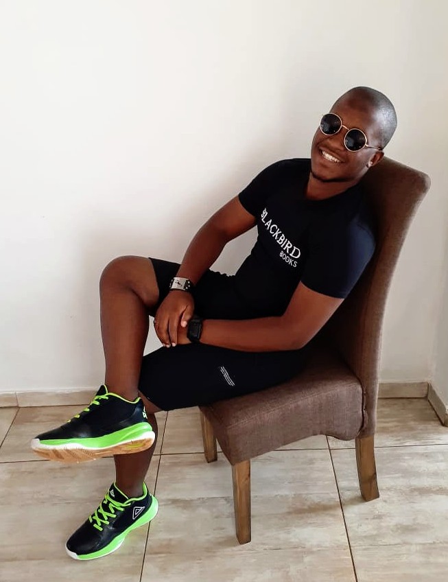 Tumelo_Books's tweet photo. Add @_BlackBirdBooks (books &amp; merch) to your wardrobe and bookshelf. You might get a discount if you tell them I sent you.😎 #bookstagram #bookshelf https://t.co/9O0D7KYfbA