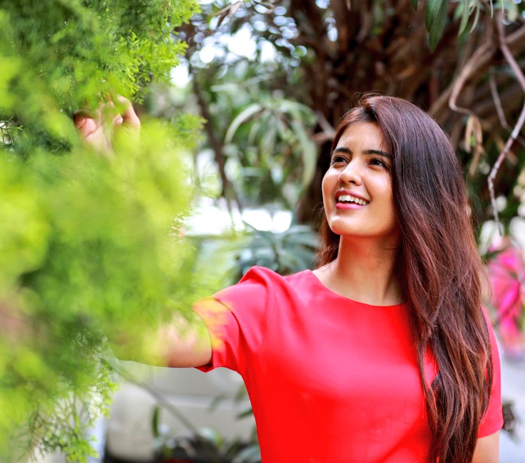 kayaldevaraj's tweet photo. Actress #AmrithaAiyer looks beautiful in these recent pictures of her

@Actor_Amritha @proyuvraaj @UVCommunication https://t.co/n8Ey4rL9XL