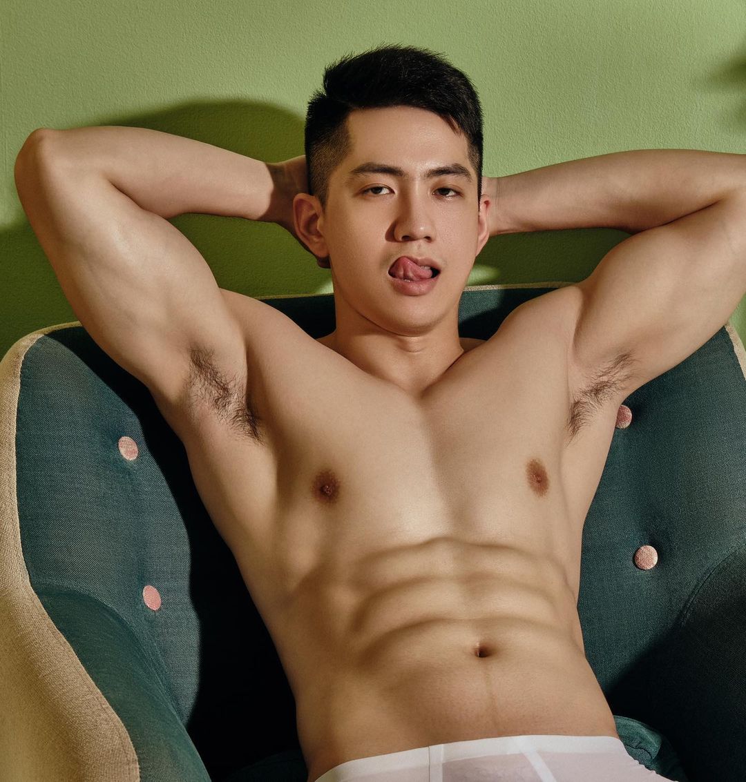 THEHYPEDBAES's tweet photo. DAMN STUD! His body looks so smooth, those huge arms, those delicious abs and pecs. OH MHA LAWD. That body is worshiping material. https://t.co/dZFS25xNbv