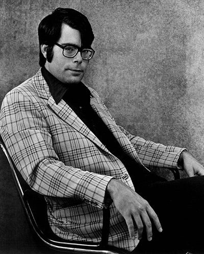 I ja que hi som podem aprofitar per parlar breument de Richard Bachman, pseudònim sota el qual Stephen King va signar “La Gran Caminada” i mitja dotzena de llibres a finals dels anys 70 i principis dels 80. Obrim fil? Obrim fil.👇